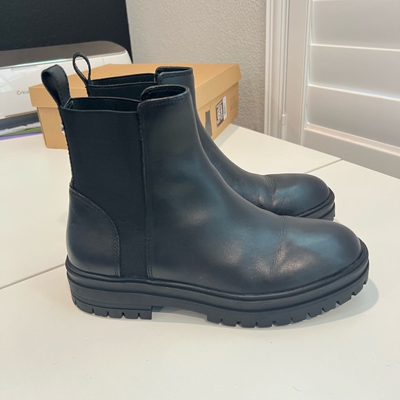 New, Steve Madden Women's Black HANDOUT Elastic Gore Chelsea Boots Size 9 - Picture 3 of 14